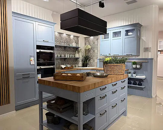 Häcker systemat Landhausküche mit Kochinsel – Esche Achatblau, Rahmenfront massiv, Miele-Geräte | Ausstellungsküche über 60 % reduziert - AV 6035 Esche Achatblau