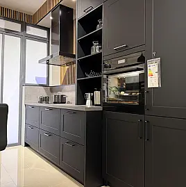 Häcker concept130 Küche in Schwarz – moderner Landhausstil mit Halbinsel und Theke | Ausstellungsküche inkl. 2 Barhocker