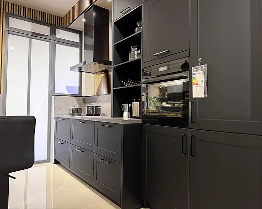 Häcker concept130 Küche in Schwarz – moderner Landhausstil mit Halbinsel und Theke | Ausstellungsküche inkl. 2 Barhocker - Roma Schwarz