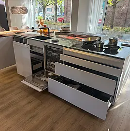 Insel mit Keramik und Gaggenau