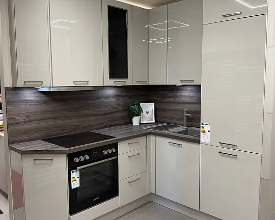 Musterküche im Abverkauf – moderne Eleganz in Sandbeige Hochglanz - Susann in Sanbeige hochglanz