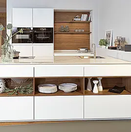 Koje 43 KH: Witte greeploze eilandkeuken met keramisch werkblad