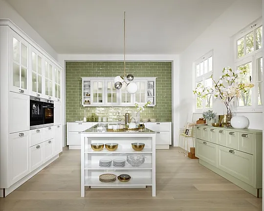 Gemütliche Landhaus Style Inselküche mit Fronten in Farbkombination - Windsor Lack