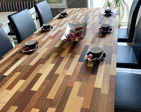 Außergewöhnlicher Tisch in Echtholz - Stäbchentisch