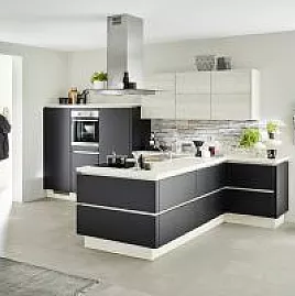 Moderne grifflose Küche in Schwarz supermatt