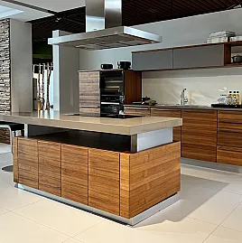 - Edle Naturholzküche in Nussbaum mit höhenverstellbarer Kochinsel