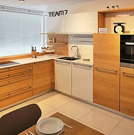 moderne L-Küche aus Holz mit Theke und Elektrogeräten