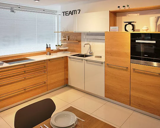moderne L-Küche aus Holz mit Theke und Elektrogeräten - Linee