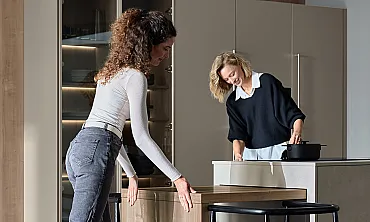 Küchentisch lässt sich aus Kücheninsel von Beckermann herausziehen
