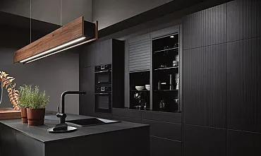 Schwarze Küche mit gerillten Holzfronten von Sachsenküchen