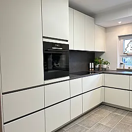 Moderne grifflose U-Form Küche mit keramischer Arbeitsplatte