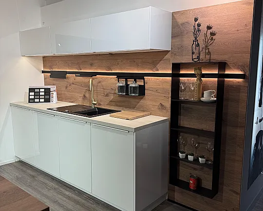 Hochwertige Musterküche aus dem Hause Nobilia inkl. Markengeräte - Nova-Lux