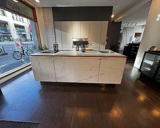 SieMatic SLX Ceramic, Edelstahl, Gaggenau, Eiche Innenausstattung - SLX-CD Syros Blanco Unikat