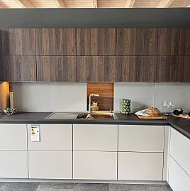 Elegante Dark Powder Küche mit Bordeaux Eiche Details