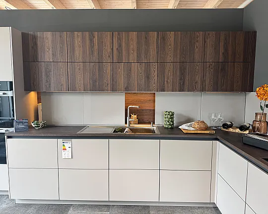 Elegante Dark Powder Küche mit Bordeaux Eiche Details - RESOPAL Pro dark powder mit RIVA Bordeaux Eiche