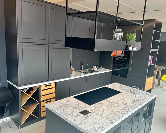Moderne Landhausküche mit Insel - Modell Vienna in schwarz matt lackiert