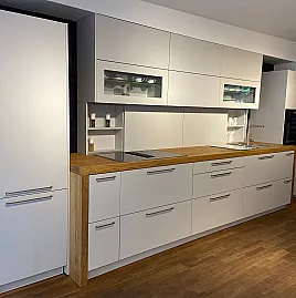 Moderne Küchenzeile mit Massivholzarbeitsplatte und Rückwandregalen