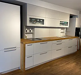 Moderne Küchenzeile mit Massivholzarbeitsplatte und Rückwandregalen