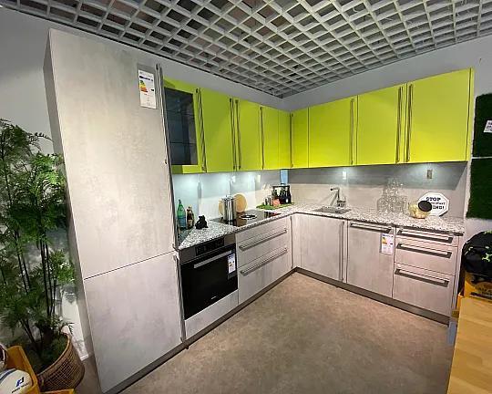 Kleine L-Küche mit farblichen Abhebungen und Natursteinplatte - Elba K023 Beton quarzgrau Nachbildung