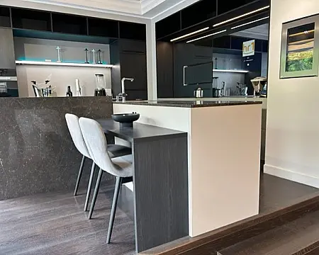 SieMatic SE 9009 ES / SC10 Eiche Onyx · Exklusive SieMatic Urban Küche mit integriertem Sony Bildschirm