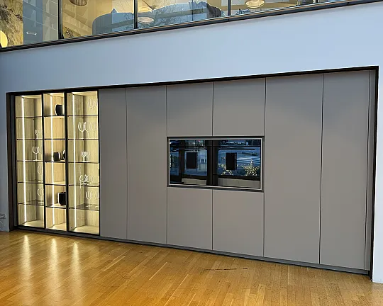 Designküche Hochschrankzeile mit beleuchteten Glasvitrinen - Hochschrankzeile Macau