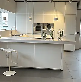 Moderne Wohnküche mit Kochinsel in Samtmattlack Kristallweiß und Arbeitsplatte aus Quarzkomposit Silestone Iconic White.