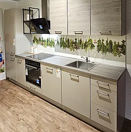 Moderne Küchenzeile in Kieselgrau + Kaschmirgrau inkl. Nischenrückwand, Mülltrennsystem 3fach mit Auszug, modernes Regal und Samsung/Beko Geräte