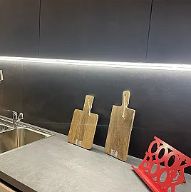 Design-Küche in Lack Kristallgrau Hochglanz mit pfiffiger Tischlösung