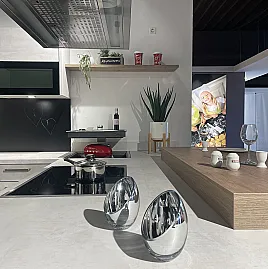 Einladend, Modern, Technisch Raffiniert - Nolte Küche mit Tresenplatte