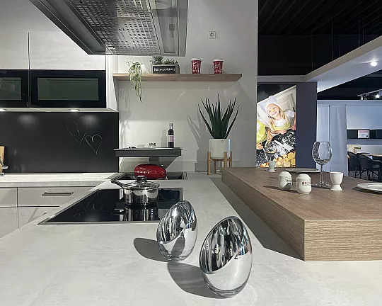 Einladend, Modern, Technisch Raffiniert - Nolte Küche mit Tresenplatte - Stone