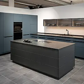 Design-Statement in elegantem blau kombiniert mit Metall-Akzent