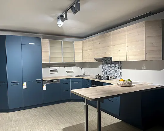 Ausstellungsküche Tinos Fenix blu kombiniert mit Lech polar pine - TX-Tinos kombiniert mit Lech