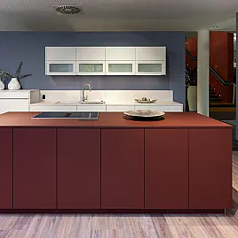 Moderne Designküche  mit versteckter Speisekammer