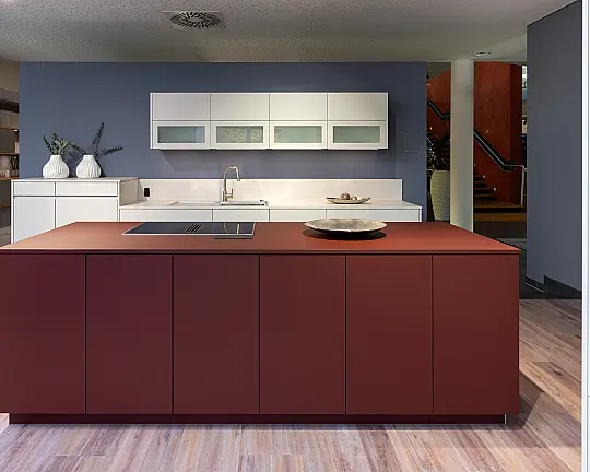 Moderne Designküche  mit versteckter Speisekammer - Tinos rosso jaipur / Iseo magnogrey