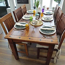 Tisch mit Stühlen