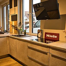 Moderne L-Küche, Miele Geräte, Fronten aus Echtstein und Volllack