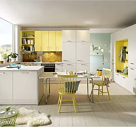 U-Küche mit Fronten in Weiß matt un Pastellgelb-Satin Farbkombination
