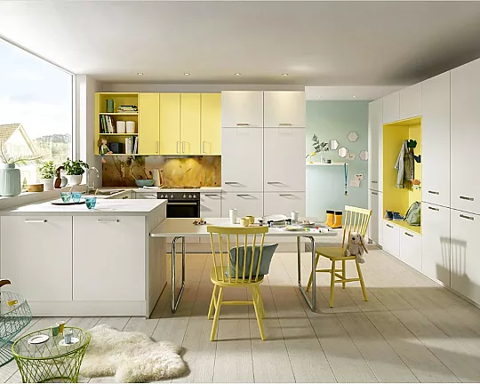 U-Küche mit Fronten in Weiß matt un Pastellgelb-Satin Farbkombination - Uni Matt
