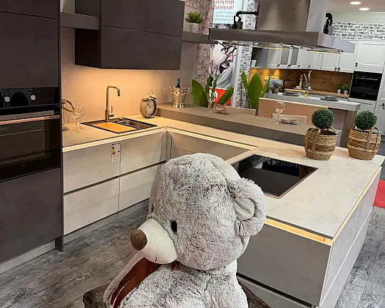 Grifflose moderne Inselküche - 371 Riva, 891 Weißbeton NB und 889 Beton Schiefergrau NB