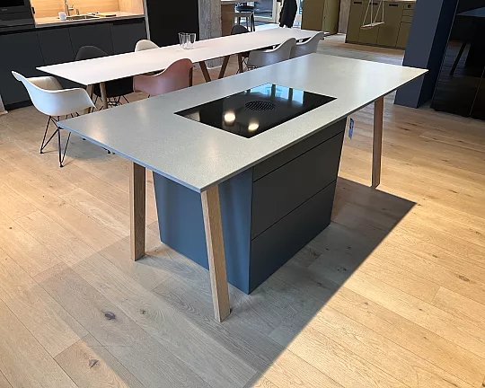 Der Kochtisch, ein Solitär, der dem Raum die nötige Persönlichkeit gibt. - NX510 L142M Kobaltgrün