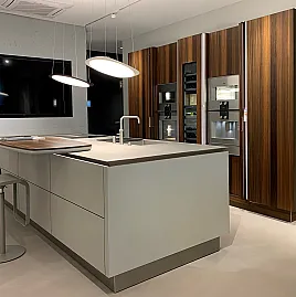 Moderne Wohnraum-Küche mit zeitlosem Design