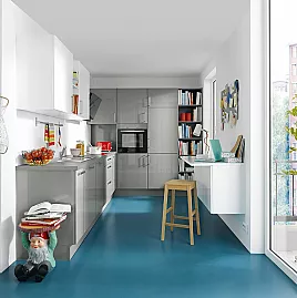 Wohnliche Küche in Kristallweiß und Achatgrau hochglanz Farbkombination