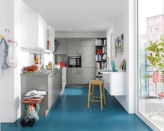 Wohnliche Küche in Kristallweiß und Achatgrau hochglanz Farbkombination - Uni Gloss