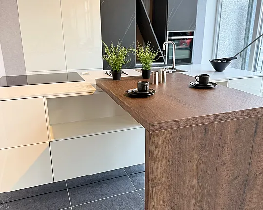 Hochschrankzeile & Insel mit polierter Steinplatte - Systemat AV8000 Grafite Stone Keramik + AV2030 weiß Hochglanz