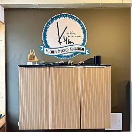 Sideboard mit Wandaufhängung