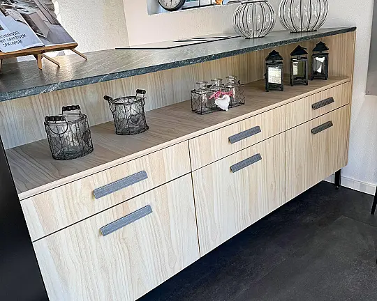 Leichte Kochinsel mit Steinplatte - Schreiner Front Egger CLEAF OKOBO