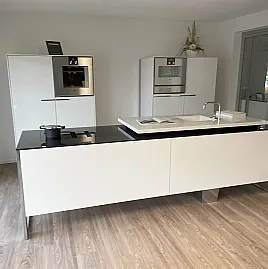 Poggenpohl +Venovo Design Küche mit Fronten in LD polarweiß Hochglanz