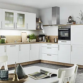 L-Küche in Weiß matt und Asteiche natur Farbkombination