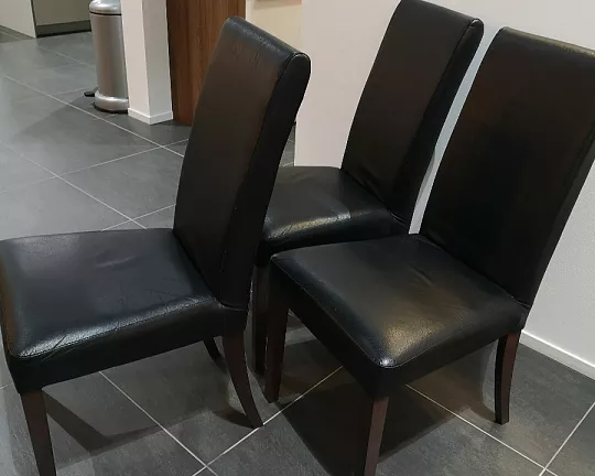 Stuhl - Sitz  und Rücken Leder schwarz, Gestell Nussbaum (3 Stk. verfügbar) - Stuhl - Sitz  und Rücken Leder schwarz, Gestell Nussbaum (3 Stk. verfügbar)