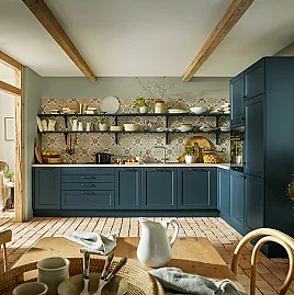 Gemütliche Landhaus L-Küche in Tiefblau satin